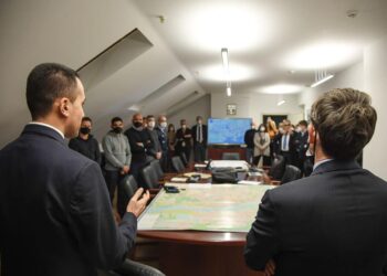 Ucraina, Di Maio: “Diplomazia unica via per la pace. La nostra ambasciata resta aperta”
