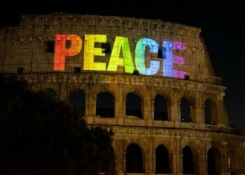 Greenpeace proietta un messaggio di pace sul Colosseo