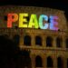 Greenpeace proietta un messaggio di pace sul Colosseo
