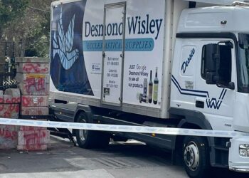 Dublino, camion sfonda cancello di ingresso Ambasciata russa. Arrestato il guidatore