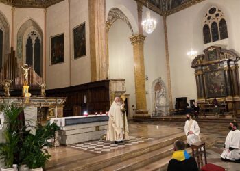 Perugia: Celebrata dal Card. Bassetti la veglia per la pace in Ucraina.