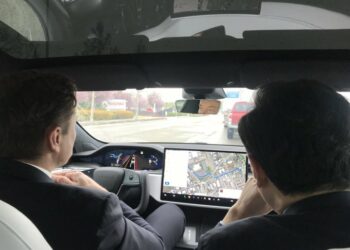 Elon Musk dà un passaggio all’ambasciatore cinese su una Tesla