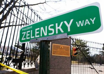 Di fronte all’ambasciata russa a Washington spunta il cartello “Zelensky way”