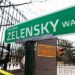 Di fronte all’ambasciata russa a Washington spunta il cartello “Zelensky way”