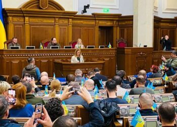 Roberta Metsola è a Kiev, incontra il premier e interviene al Parlamento