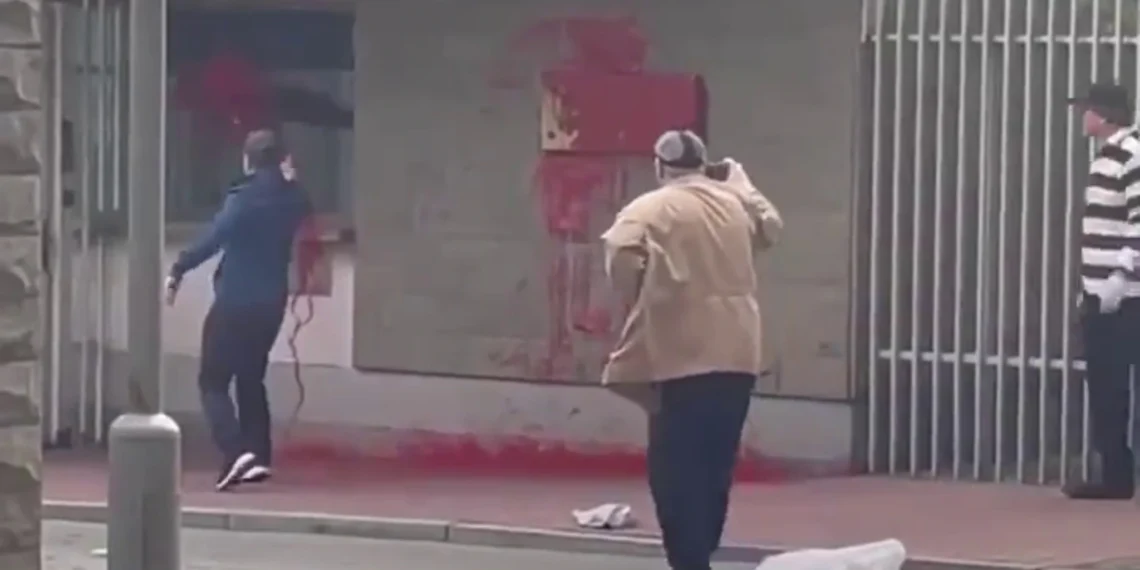 Lancio di vernice rossa sulla sede dell’ambasciata polacca a Mosca