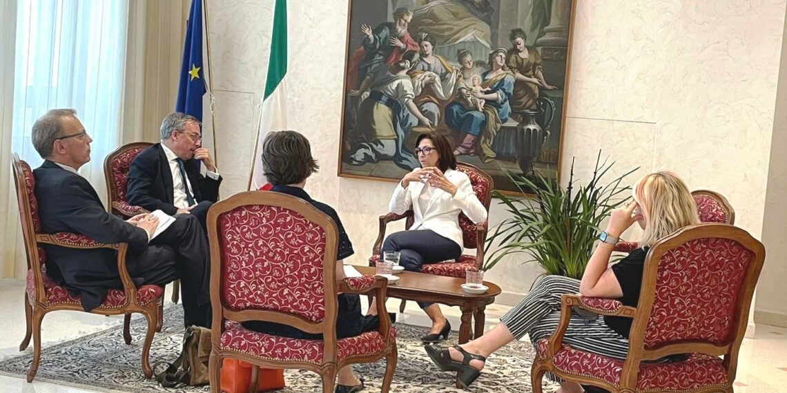 L’Aquila: il Prefetto Cinzia Torraco riceve l’Ambasciatore del Regno Unito in Italia