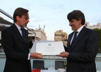 Spagna, il Console Generale Manzitti consegna l’Onorificenza di  Cavaliere della Stella d’Italia al Console Onorario Angelini