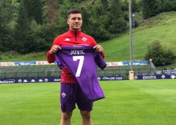 Jovic regala maglia Fiorentina ad Ambasciatore Luca Gori