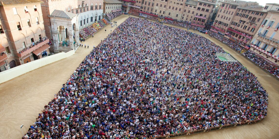 Palio di Siena, tanti gli Ambasciatori alla competizione. Presente anche Nancy Pelosi