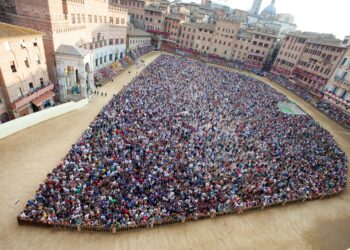 Palio di Siena, tanti gli Ambasciatori alla competizione. Presente anche Nancy Pelosi