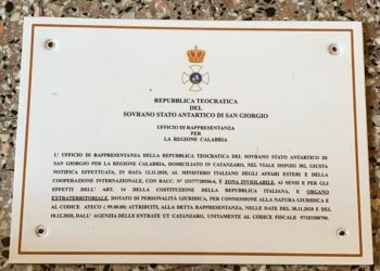 Catanzaro, truffa del falso Stato in Antartide: 12 ai domiciliari, anche ex generale della Finanza