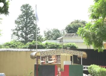 Pakistan, bandiera talebana issata sull’ambasciata afgana di Islamabad