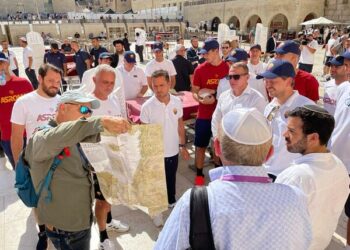 Mourinho e la Roma in visita al Santo Sepolcro di Gerusalemme
