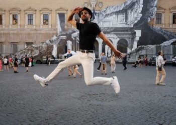 L’artista JR invita tutti a “portare” Valeriia, il ritratto monumentale della bimba ucraina