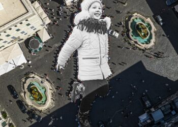 La gigantografia di Valeriia accolta a Piazza Farnese dagli Ambasciatori Masset e Melnyk