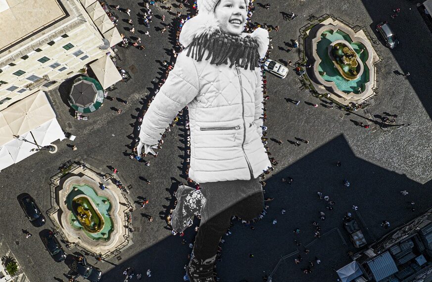 La gigantografia di Valeriia accolta a Piazza Farnese dagli Ambasciatori Masset e Melnyk