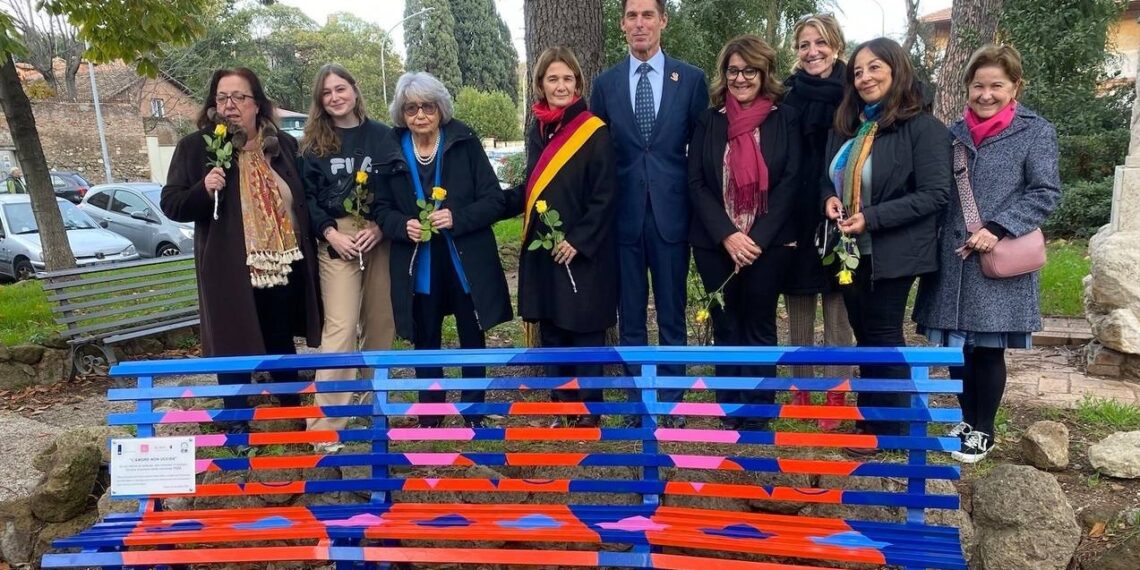 L’Ambasciata dei Paesi Bassi regala due “panchine rosse” ai Comuni di Roma e Milano