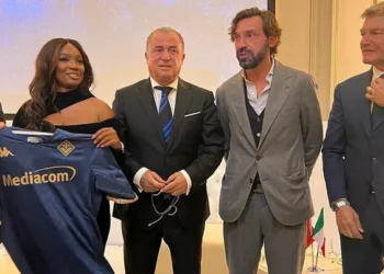 Antognoni regala una maglia della Fiorentina all’ambasciatore in Turchia