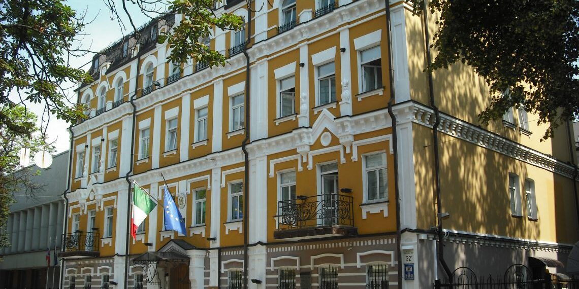 L’Ambasciata d’Italia a Kiev distribuisce doni ai bambini ucraini