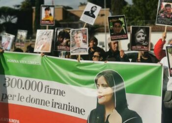 Il direttore de La Stampa deposita 300 mila firme per le donne iraniane davanti all’Ambasciata