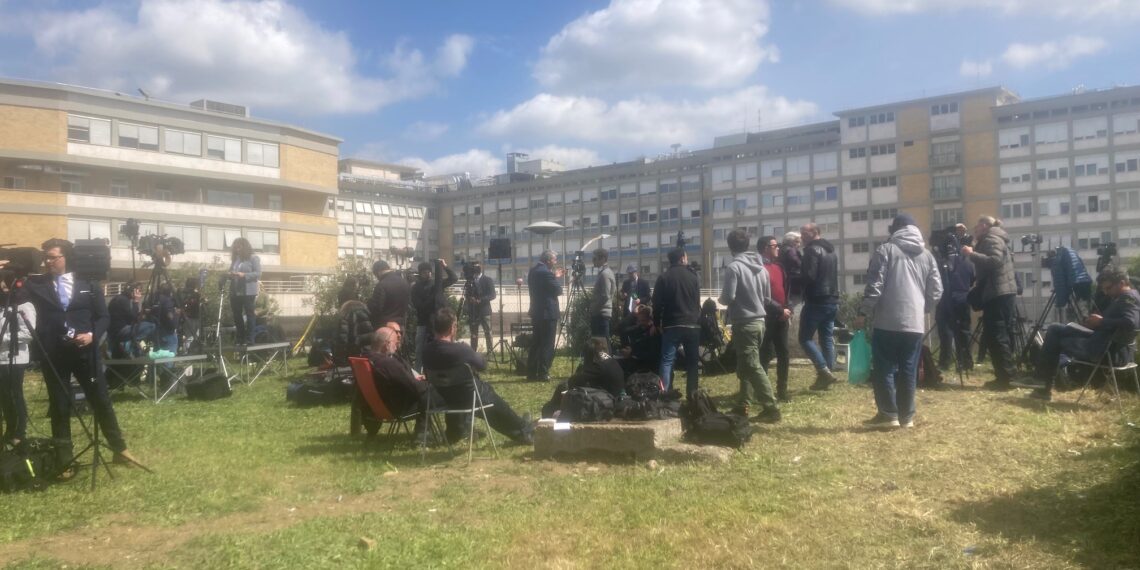 Papa Francesco potrebbe essere dimesso nei prossimi giorni: netto miglioramento di salute