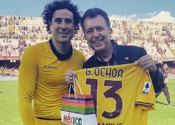 L’Ambasciatore del Messico Garcia de Alba incontra il portiere della Salernitana Ochoa