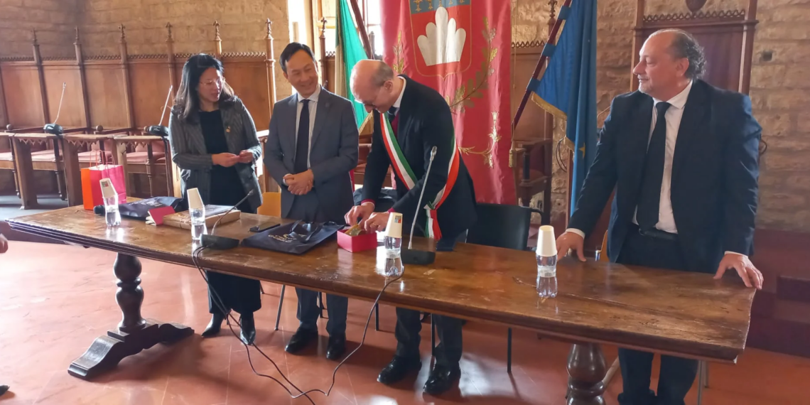 Gubbio, l’Ambasciatore del Vietnam è stato ricevuto dal Sindaco Stirati