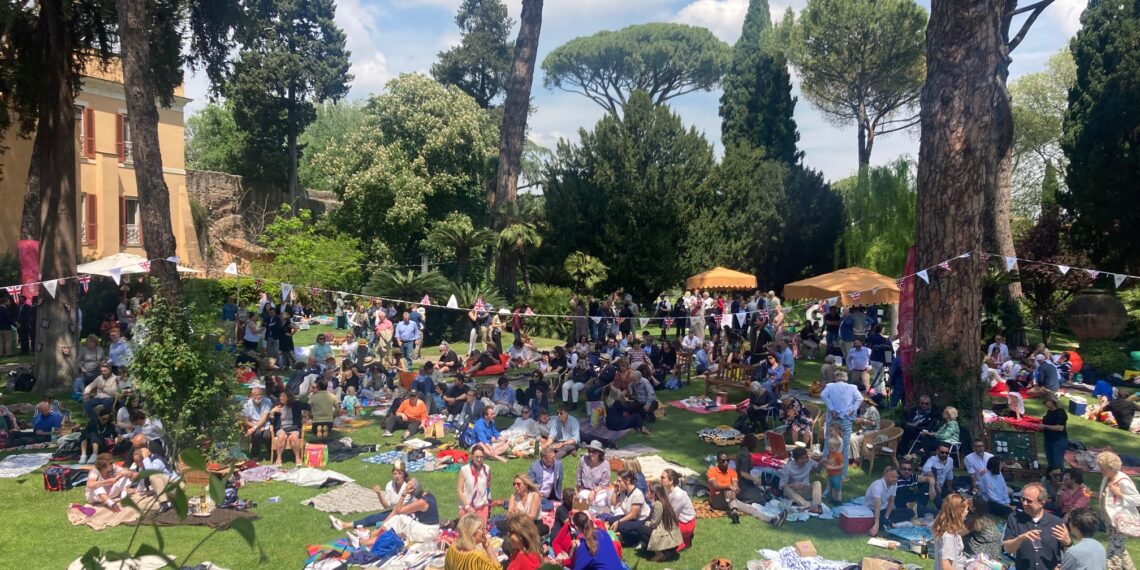 Coronation Day: l’Ambasciatore britannico LLewellyn ospita picnic a Villa Wolkonsky