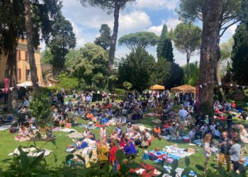 Coronation Day: l’Ambasciatore britannico LLewellyn ospita picnic a Villa Wolkonsky