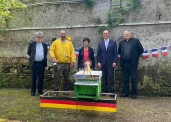 Maxi alveare nell’Ambasciata di Germania presso la Santa Sede, la consegna ai “colleghi” francesi