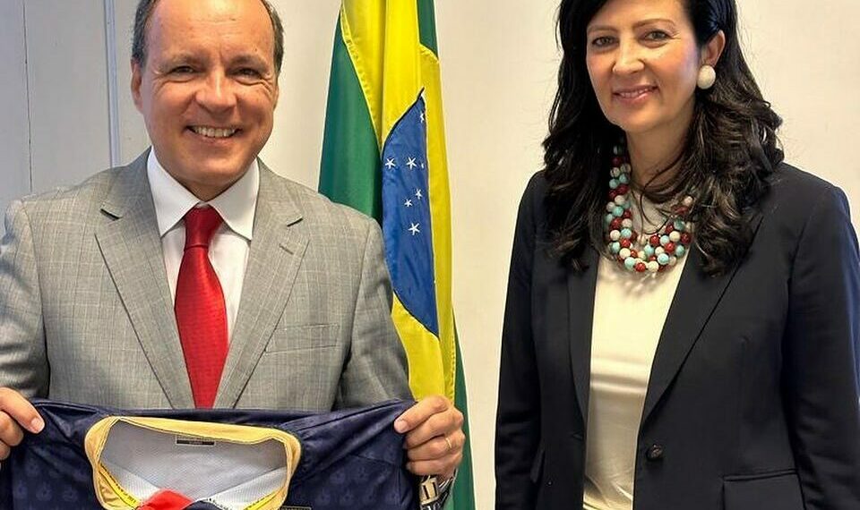 Il Console Generale del Brasile Gasser riceve in dono la maglia del Catanzaro