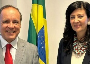 Il Console Generale del Brasile Gasser riceve in dono la maglia del Catanzaro