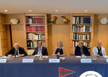 L’Ambasciatrice Basile presenta “Un insolito trio”, romanzo per riflettere sul mondo della diplomazia