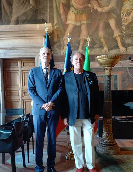 Palazzo Farnese, Fulvio Abbate insignito Ufficiale nell’Ordine delle Arti e delle Lettere