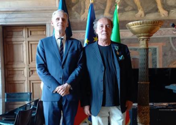 Palazzo Farnese, Fulvio Abbate insignito Ufficiale nell’Ordine delle Arti e delle Lettere