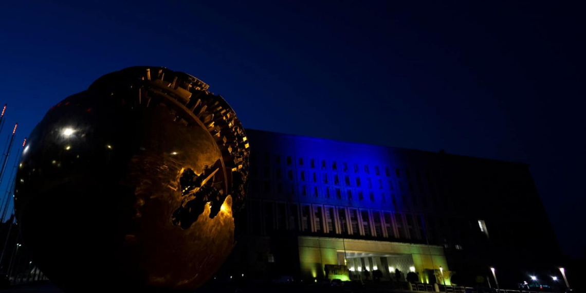 Anniversario Indipendenza Ucraina: anche la Farnesina mostra i colori della bandiera ucraina