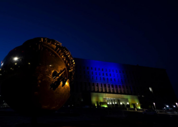 Anniversario Indipendenza Ucraina: anche la Farnesina mostra i colori della bandiera ucraina