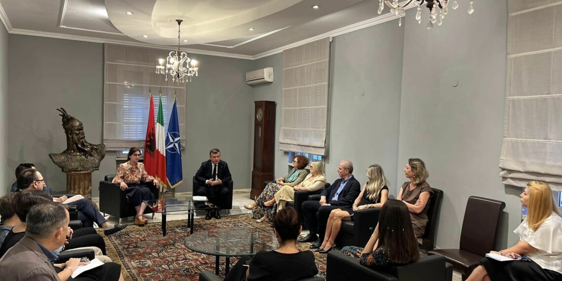 Albania, il Ministro dell’Interno Balla incontra in Ambasciata comunità residente in Italia