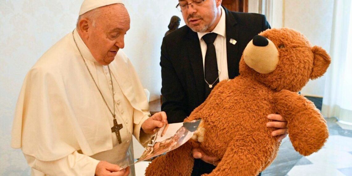 L’ambasciatore ucraino Yurash dona al Papa un orso simbolo dei minori uccisi dalle bombe
