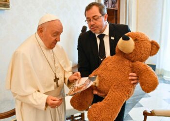 L’ambasciatore ucraino Yurash dona al Papa un orso simbolo dei minori uccisi dalle bombe