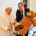 L’ambasciatore ucraino Yurash dona al Papa un orso simbolo dei minori uccisi dalle bombe