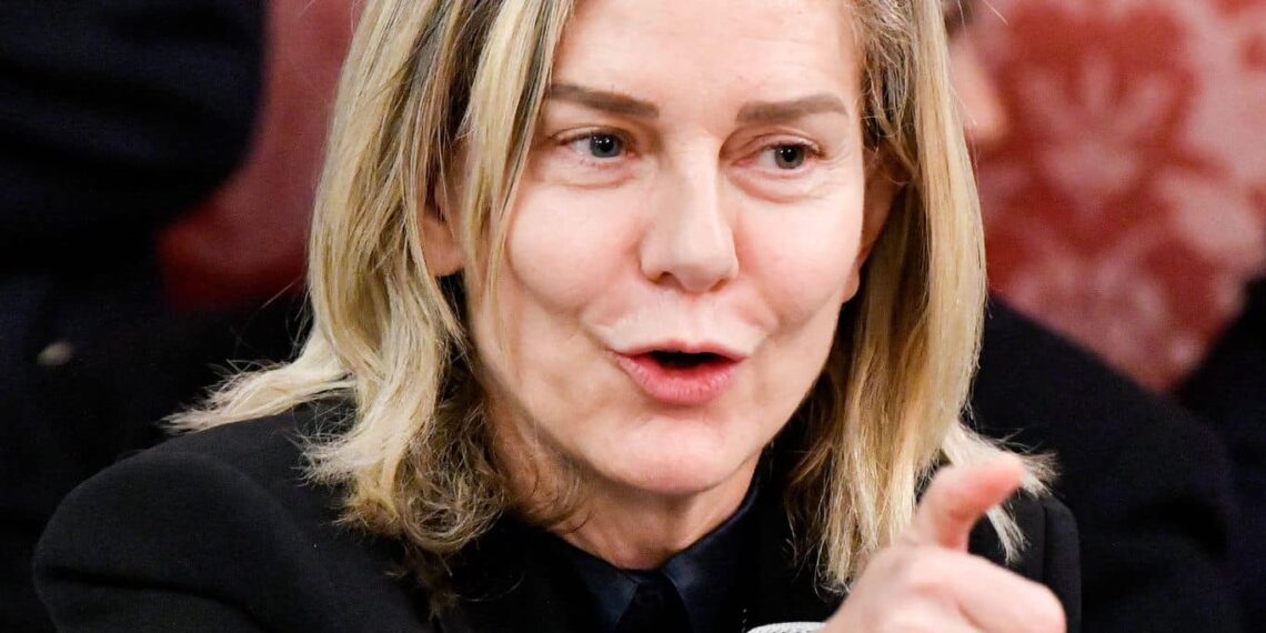 Elena Basile: “Ucraina? Diplomatici biologicamente inclini ad appiattirsi sulla narrativa funzionale al potere politico. Ai giovani dico ascoltate la vostra coscienza. Le mie Ambasciate a Stoccolma e Bruxelles erano modelli di aggregazione”