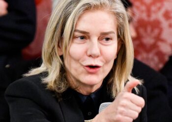 Elena Basile: “Ucraina? Diplomatici biologicamente inclini ad appiattirsi sulla narrativa funzionale al potere politico. Ai giovani dico ascoltate la vostra coscienza. Le mie Ambasciate a Stoccolma e Bruxelles erano modelli di aggregazione”