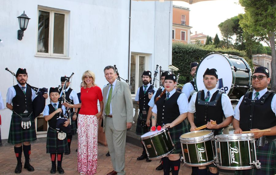 “Il battaglione di San Patrizio” messicano si esibisce a Roma nel cortile dell’Ambasciata irlandese