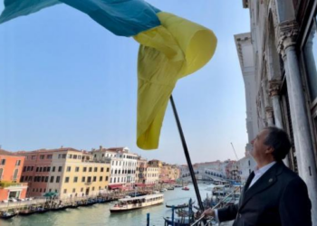 Il sindaco di Venezia Brugnaro insignito da Zelensky dell’Ordine del Principe Yaroslav il Saggio