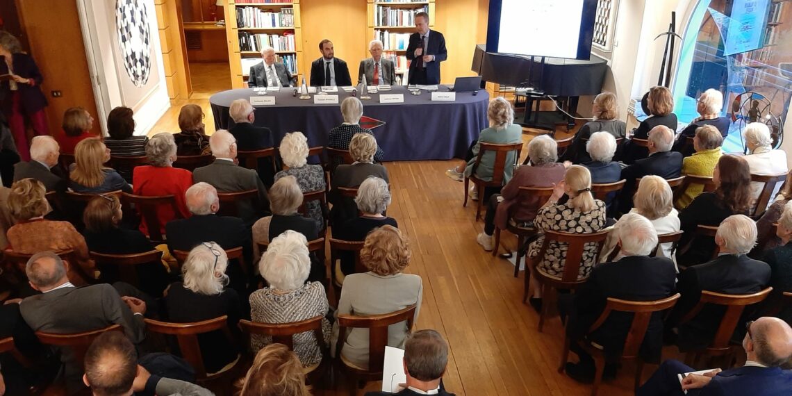 “Memorie di un diplomatico, Londra, Washington, Seoul”, al Circolo degli Esteri la presentazione del libro di Paresce