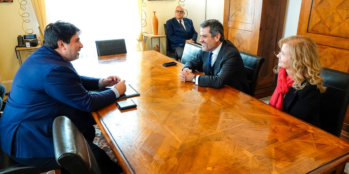Sardegna, il Presidente Solinas riceve a villa Devoto l’Ambasciatore di Spagna Fernández-Palacios Martinez