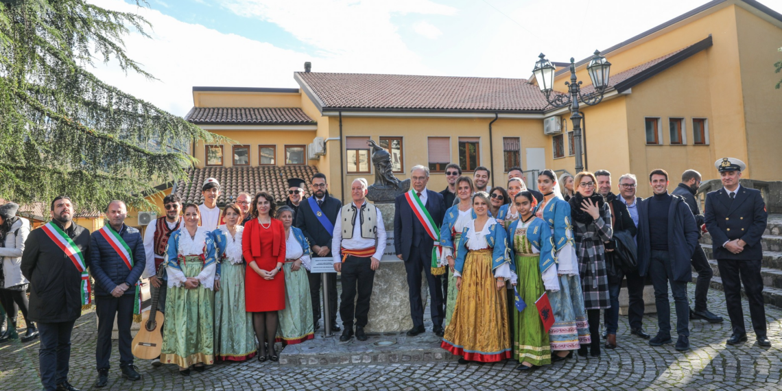 Falconara Albanese, inaugurato Busto di Giorgio Castriota Skanderbeg