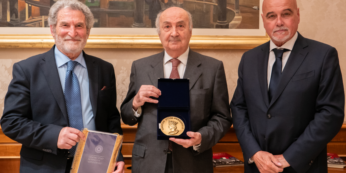 L’Ambasciatore Gaetano Cortese riceve il Sigillo Federiciano